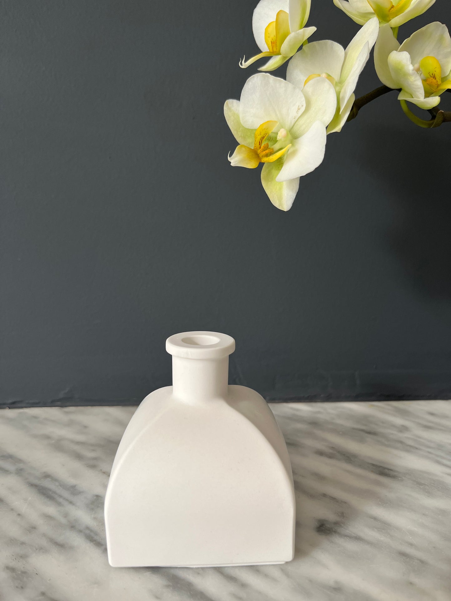 Découvrez Vase y - Madrid. Vase en résine aqueuse moulé à la main dans notre atelier.