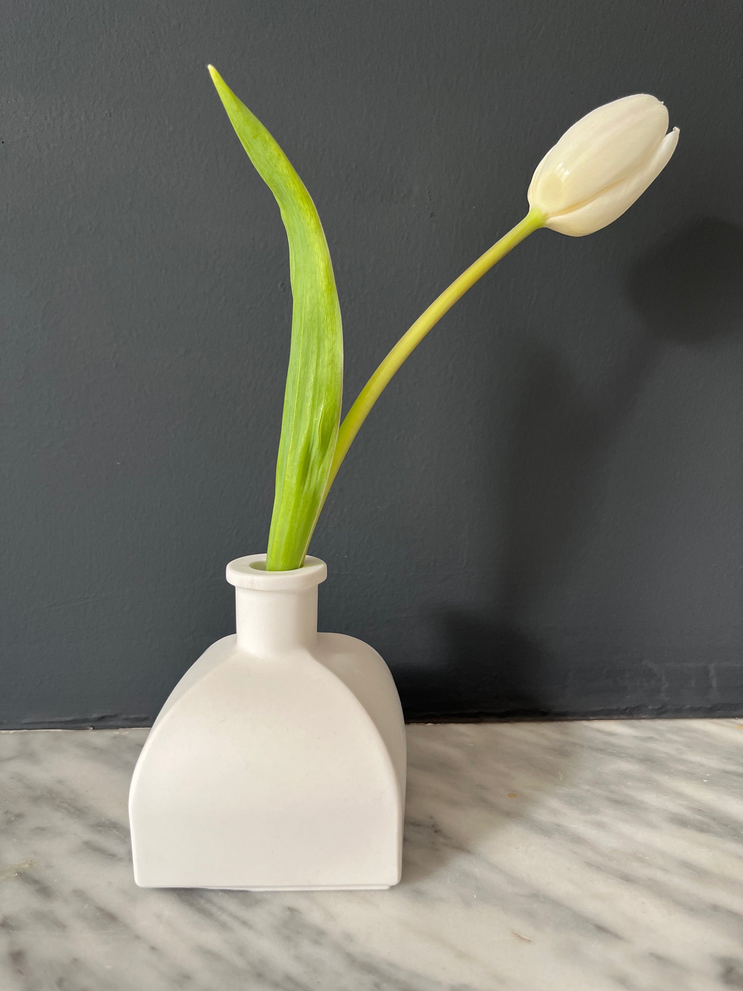 Découvrez Vase y - Madrid. Vase en résine aqueuse moulé à la main dans notre atelier.